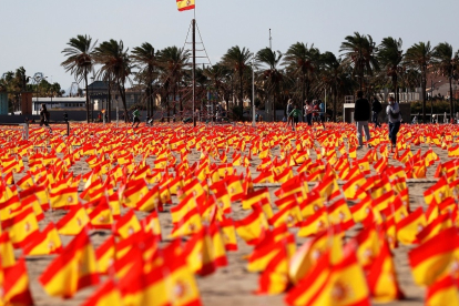 Imagen de las banderas colocadas en una playa de Valencia en homenaje a las víctimas del COVID-19  EFE