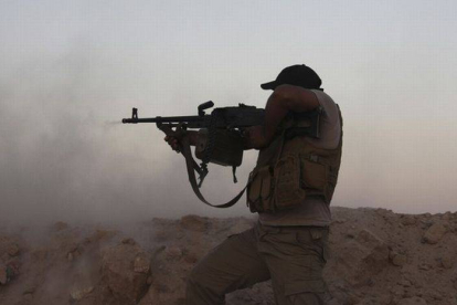 Un voluntario chií se enfrenta a combatientes del Estado Islámico, el pasado 8 de septiembre en Tikrit (Irak).
