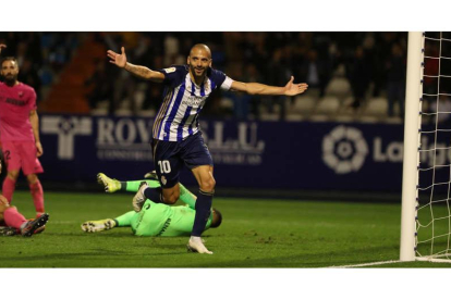 Yuri celebra su gol en el valioso triunfo de la Deportiva. L. DE LA MATA
