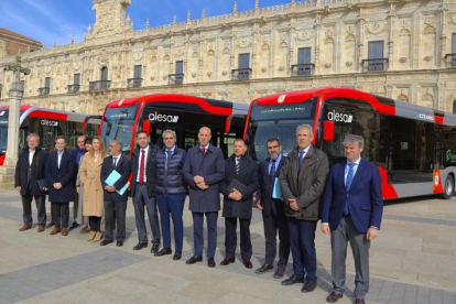 En el centro, el presidente de Alsa Jacobo Cosmen y Diez, en la presentación de los autobuses. DL