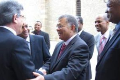 El alcalde de Bembibre, Jesús Esteban, saludaba ayer a Carlos Veiga, ex primer ministro de Cabo Verd