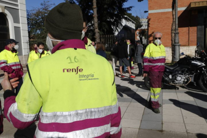 Los trabajadores ya se manifestaron en marzo de 2021 contra el traslado del gabinete médico de Renfe de León a Valladolid. RAMIRO