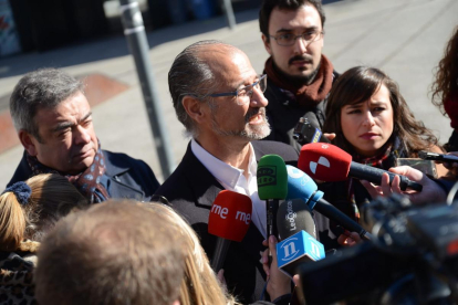 Luis Fuentes atiende a los medios en un momento de su visita a León