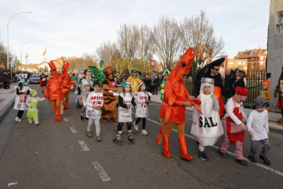 El desfile de carnaval en Valverde de La Virgen. MARCIANO PÉREZ (8)