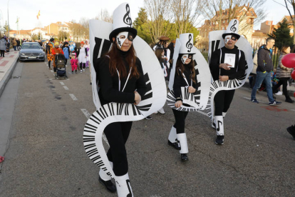 El desfile de carnaval en Valverde de La Virgen. MARCIANO PÉREZ (12)