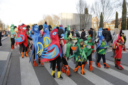 El desfile de carnaval en Valverde de La Virgen. MARCIANO PÉREZ (2)