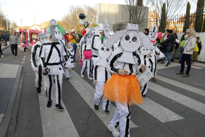 El desfile de carnaval en Valverde de La Virgen. MARCIANO PÉREZ (4)