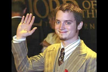 Por su parte, Elijah Wood, que da vida al protagonista de la historia Frodo Bolsón, el hobbit que tiene que llevar el Anillo Único hasta Mordor, aprovechó el estreno para mostrar su solidaridad con las víctimas del sida.