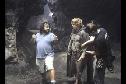 Y como muestra para ir poniendo los dientes largos a alos que todavía han de esperar hasta el 17 de diciembre... Una imagen del rodaje con el director, Frodo y Merry en las tierras oscuras de Sauron.