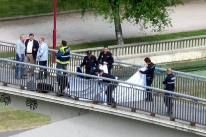 El cadáver de Isabel Carrasco tendido en la pasarela del río, donde la presidenta de la Diputación ha sido asesinada esta tarde. DIARIO DE LEÓN