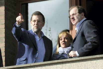 El presidente del PP, Mariano Rajoy (izda), junto al presidente de la Junta de Castilla y León, Juan Vicente Herrera, y la presidenta de la Diputación de León, Isabel Carrasco, en el 2011. J. Casares | EFE