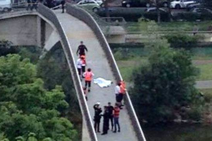 El cuerpo de Isabel Carrasco en el puente en el que ha sido tiroteada. TWITTER / DavidDelCampo