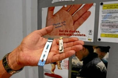 Dispositivos para hacer un test rápido de detección del virus del sida en un centro de Barcelona.