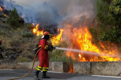 Miembros de la UME trabajan en la extinción del fuego en Gavilanes (Ávila), en una imagen de archivo. UNIDAD MILITAR DE EMERGENCIAS
