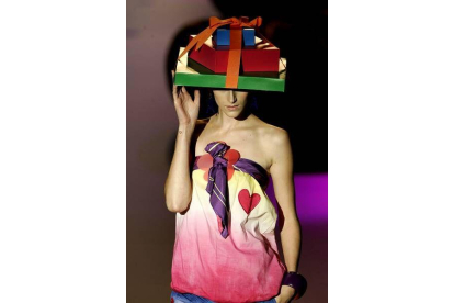 La originalidad estuvo presente durante todo el desfile de Agatha Ruiz de la Prada que, de nuevo, sorprendió hasta con los diseños en sus complementos.