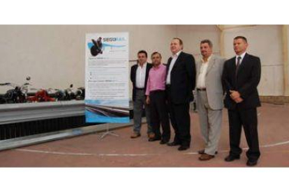Los representantes de ambas empresas, junto con el alcalde de La Bañeza, muestran el producto de seg