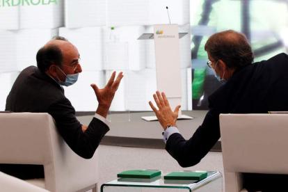 El presidente de Iberdrola, Ignacio Galán, habla con Feijóo. KIKO DELGADO