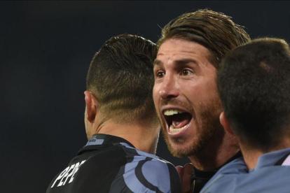 Sergio Ramos celebra su segundo gol al Nápoles en el estadio de San Paolo.