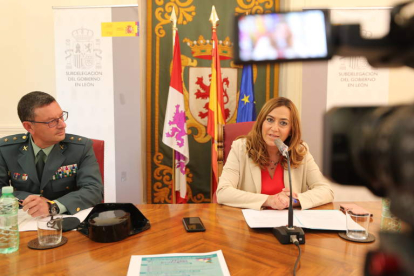 Julio Andrés Gutiérrez y la delegada del Gobierno, ayer, explicando la operación en León. RAMIRO