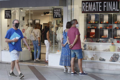 Los comercios apuran la campaña de rebajas con descuentos que alcanzan hasta el 70%. RAMIRO