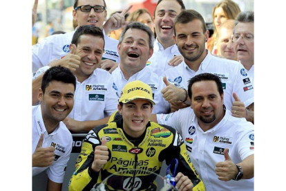 Maverick Viñales con su equipo, hoy, en el circuito de Motorlad de Alcañiz.