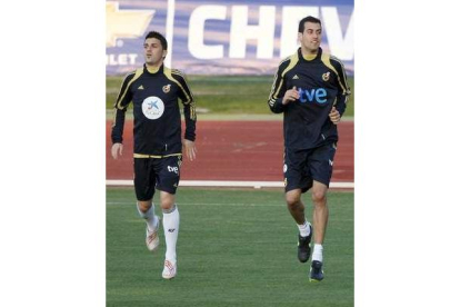 Villa y Busquets durante el entreno de ayer de la selección en Las Rozas