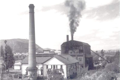 La térmica de la MSP de Ponferrada, en una imagen posterior a 1930, cuando empezó a funcionar la ampliación. En primer término, la primitiva central construida en 1919. CEDIDA A LA CIUDEN POR LUCIANO GALBÁN.