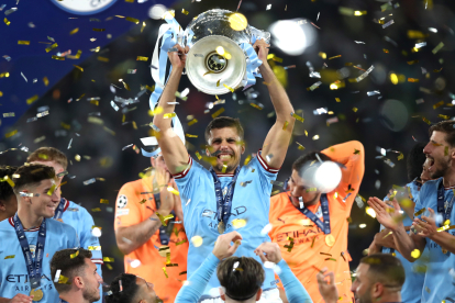 Rodri Hernández alza al cielo la Copa de Europa tras imponerse su equipo, el City, al Inter de Milán con un gol del futbolista que desciende de La Bañeza. TOLGA BOZOGL