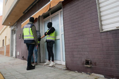 La policía en uno de los domicilios de la red de compra de votos. PAQUI SÁNCHEZ