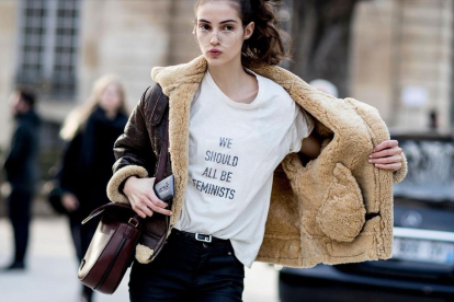 Una modelo luce la camiseta We should all be feminists (Todos deberíamos ser feministas) que comercializó Dior.