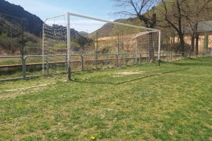 El campo de fútbol de Santa Bárbara en Ciñera. DL