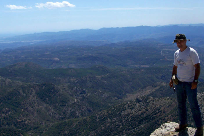 Clemente González posa ante la Sierra de Espadán, en donde se desarrolló la batalla.