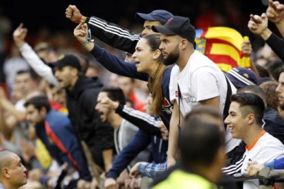 Aficionados del Valencia increpan a los jugadores del Barça, el pasado sábado en Mestalla.