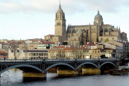 El río Tormes a su paso por Salamanca capital. JULIO GARCÍA BILBAO