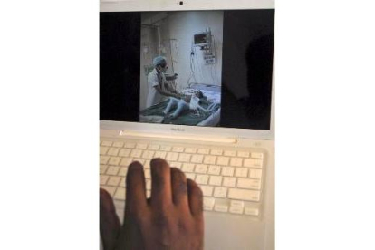 Imagen de la niña tras la operación a través de una pantalla