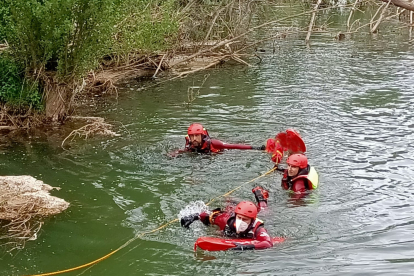 Los bomberos rescatan el cuerpo sin vida en el río Bernesga. BOMBEROS DE LEÓN