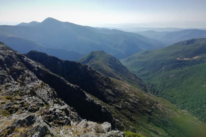 A un lado es Bierzo, del otro Asturias y en medio cumbres que rondan los 2.000 metros de altura. A vista de pájaro se ve el Miravalles y el Alto del Boquín. Desde La Estaca cualquiera parece pequeño. En el trayecto hasta lo alto hay refugios ideales para