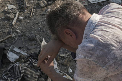 Un hombre llora ante los restos de un familiar tras un bombardeo ruso. GEORGE IVANCHENKO