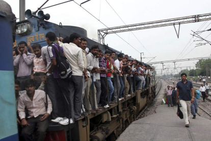 Uno de los trenes de Nueva Delhi parado tras el apagón.