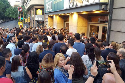 Los mossos acuden a la concentración feminista que intentaba boicotear la actuación de Jorge Cremades en el Borràs.