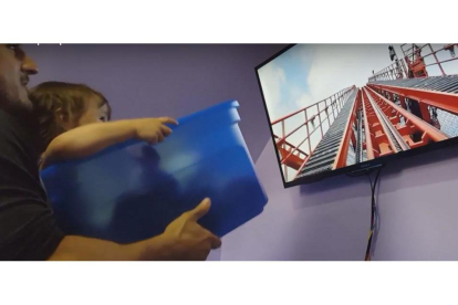 Imagen del vídeo en el que el padre simula una montaña rusa.