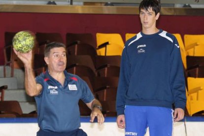 El técnico ademarista, Manolo Cadenas, durante un entrenamiento da instrucciones ante la atenta mirada del ruso Tatarintsev.