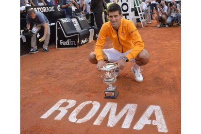Djokovic posa con su trofeo.