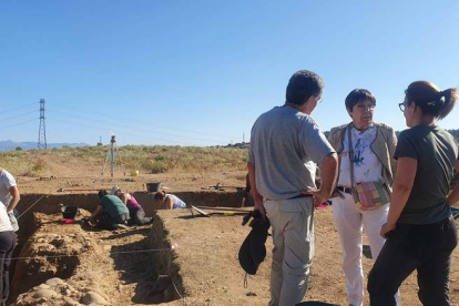 La concejala de Acción y Promoción Cultural, Elena Aguado, junto a los profesores de la ULE, Carlos Fernández y Raquel Martínez, en la excavación. DL