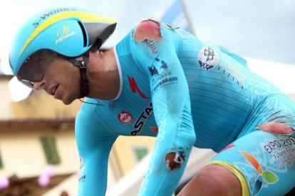 El ciclista italiano del Astana, Eros Capecchi, muestra las heridas tras la contrarreloj toscana del Giro.