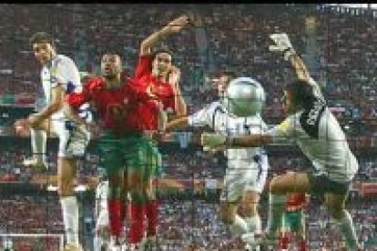Grecia hizo bueno el pronóstico más descabellado y se hizo con el título. La imagen recoge el momento en el que Charisteas marca el gol de la victoria.