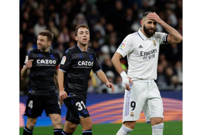 Benzema lamenta una de las tantas ocasiones que perdonó el Real Madrid para llevarse la victoria contra la Real Sociedad. JUANJO MARTIN