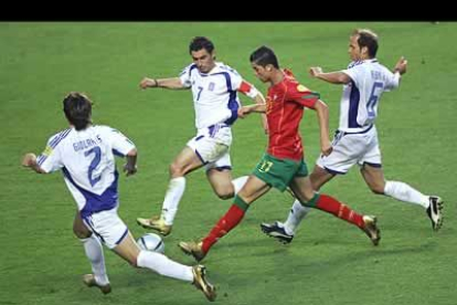 La férrea defensa griega ahogó a los portugueses. Ronaldo se vio rodeado siempre de rivales.