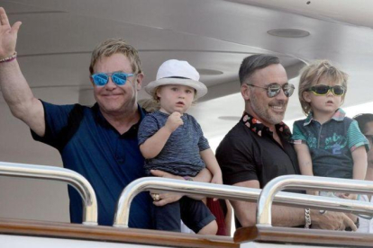 Elton John y su pareja, David Furnish, con sus hijos, nacidos de gestación subrogada, de vacaciones en Saint Tropez, en el 2014.