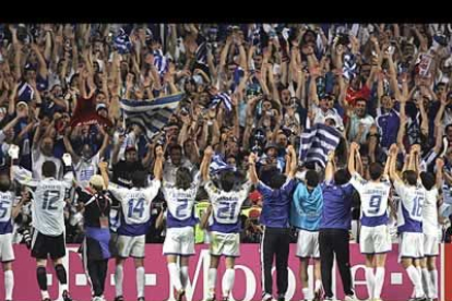 Los jugadores griegos celebraron eufóricos la victoria con sus aficionados desplazados en Lisboa.